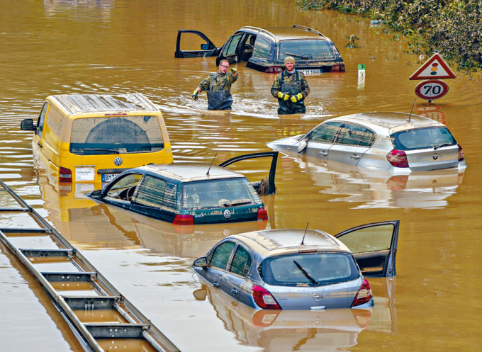 在德国埃尔夫特施塔特市，上周六洪水淹没马路。