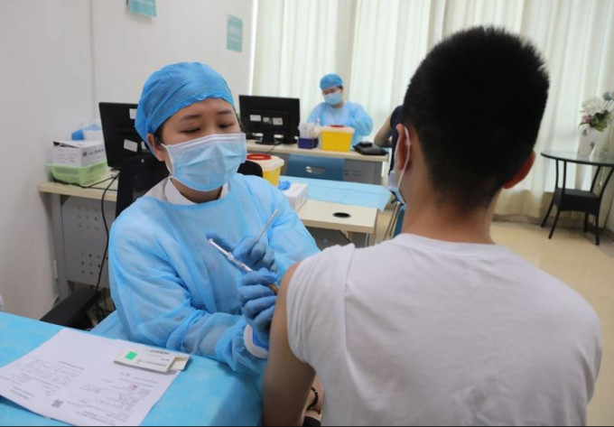 港人在深圳接种疫苗。网上图片