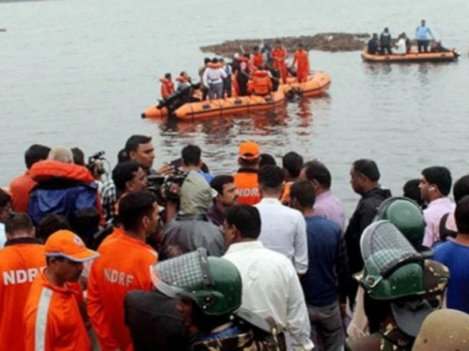 印度南部一艘观光船在戈达瓦里翻船后至少有13人死亡。（网图）