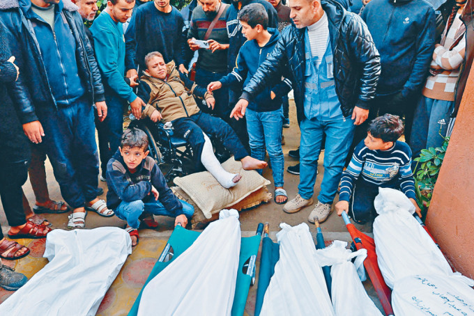 加沙南部汗尤尼斯市受伤男童周日出席袭击中丧命家人的丧礼。