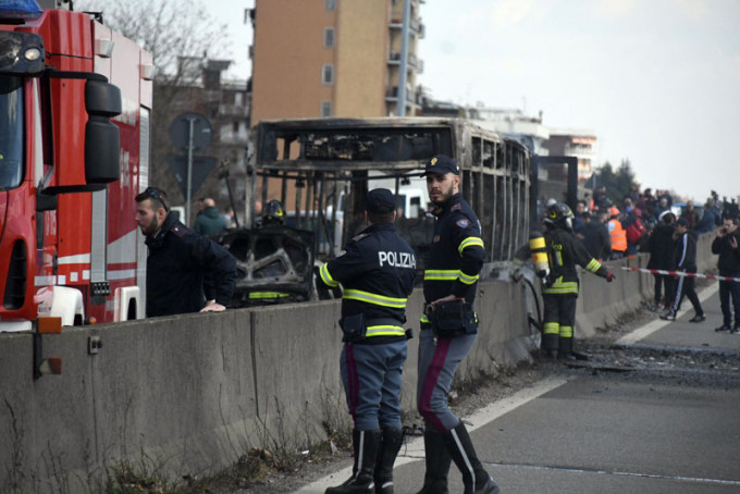 意大利北部一名校巴司机胁持车上五十多人，警方截停校巴时，司机在车内放火，幸好车上全部人及时逃脱。 AP