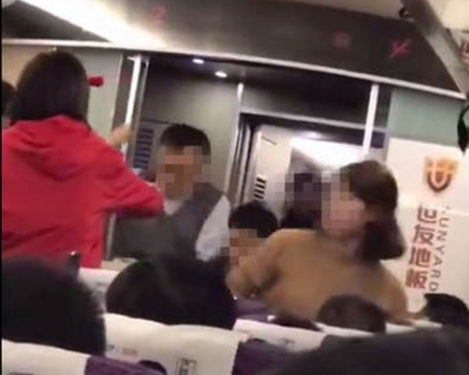 自称内地科企高层的男子在高铁上殴打一名女子。网图