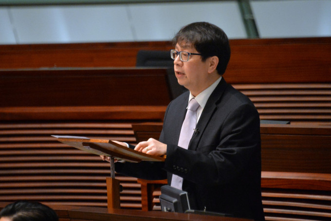 劳工及福利局长萧伟强重申七月退休计划无变。