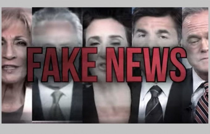 广告中段出现5大电视台5名新闻主播的照片上面打上「FAKE NEWS」。特朗普传广告截图