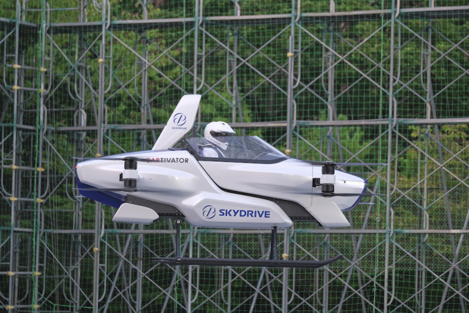 SkyDrive研发的飞天车，在搭载一人下，在两米的高度成功低飞4分钟。AP