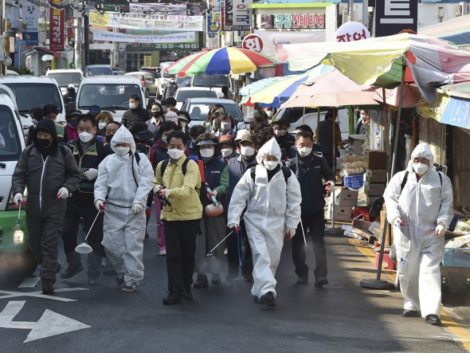 日前一名在韩中国留学生违反居家隔离令外出购物，南韩法务部正考虑强制遣返。AP资料图片