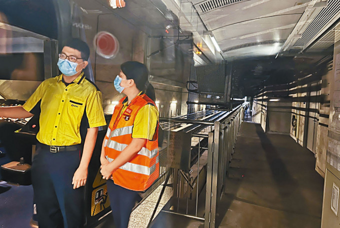 屯门兆康站信号故障，港铁职员在场协助乘客。