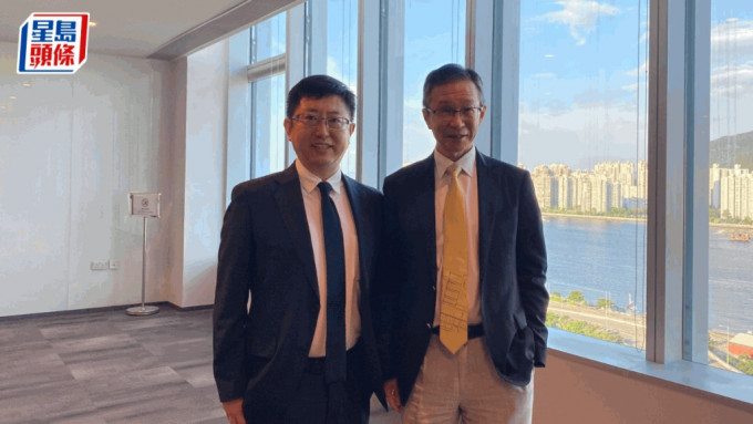 中大医院行政总裁冯康（右）及华为亚太运营商业务部首席营销官徐速（左）。林秋绵摄