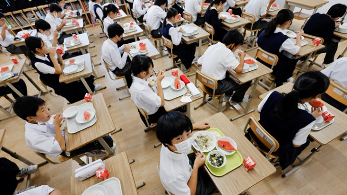 日本有中學因應通脹調整午餐餐單，減少新鮮水果供應。路透社圖片