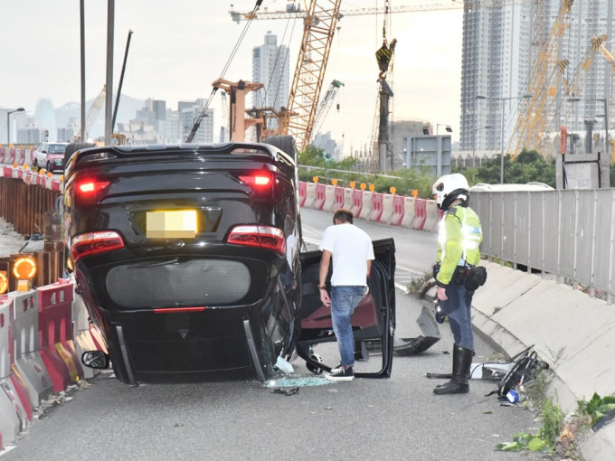 九龍灣啟祥道發生意通意外，一輛私家車被撞至翻轉。