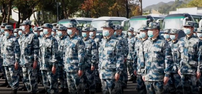 解放军驻港部队第二十三批部分军官轮换离港。