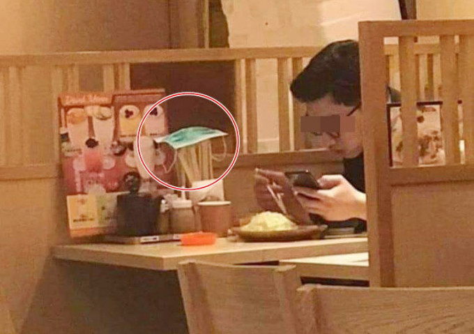 男子用膳期间，将口罩随手放在餐厅的竹筷上。 巴打丝打 Facebook Club FB图