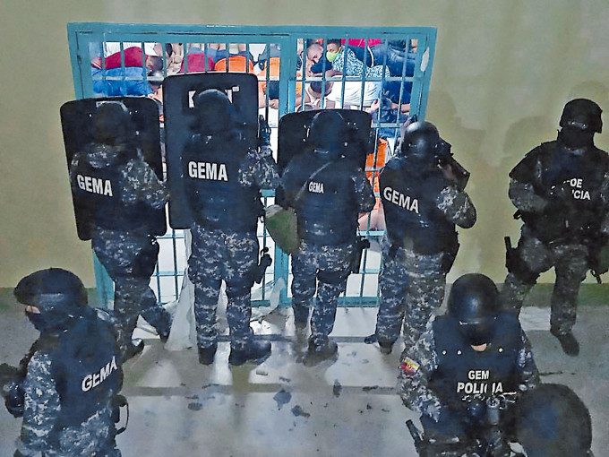 ■厄瓜多爾警察周四進入發生囚犯暴動的海岸監獄平亂。