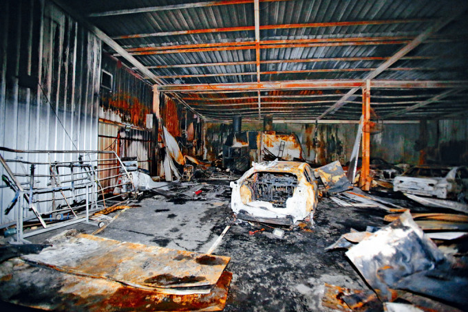 起火的車房嚴重焚毀。