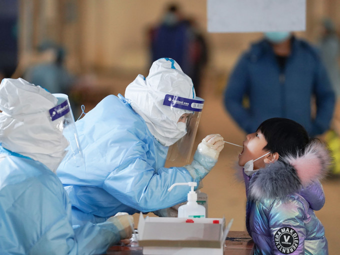 近日傳出有北京醫院拒絕來自河北省等中高風險地區的病人。新華社圖片
