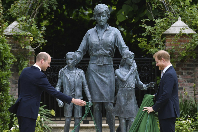 戴安娜雕像在其故居肯辛頓宮下沉花園揭幕。AP