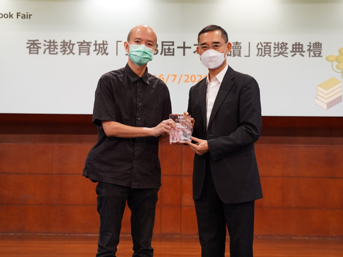 作家阿濃第三度獲選為「中學生最愛作家」。香港教育城圖片