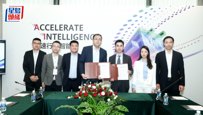左起：华为云代表曹阳，王丰，崔磊，张泽；MEEX控股公司代表冯杰，郭晓欣，舒文。