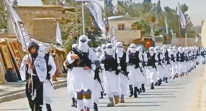 ■塔利班武裝分子於上周四獨立日，在南部卡拉特市持着繳獲的美國槍械遊行。