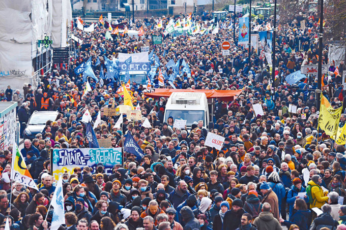 示威者周二在法国西部南特市，抗议退休制度改革。