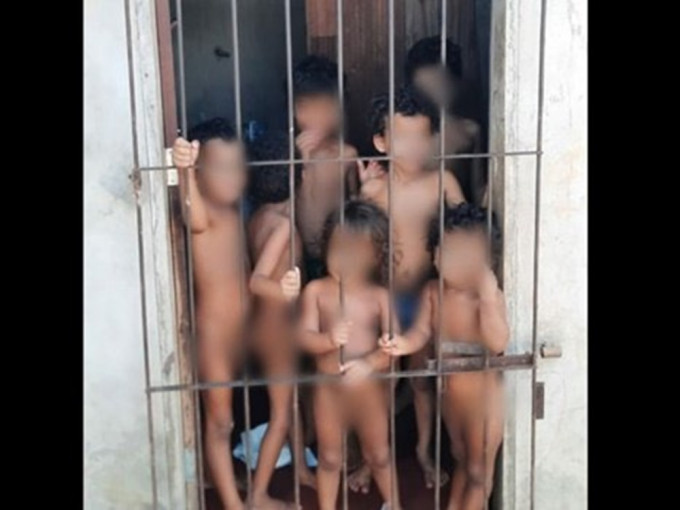 7名全身赤裸的幼童被锁在一处小屋中。网上图片