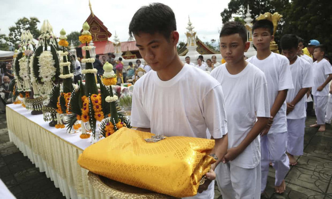 少年短暫出家寓意大難不死重生。AP圖片