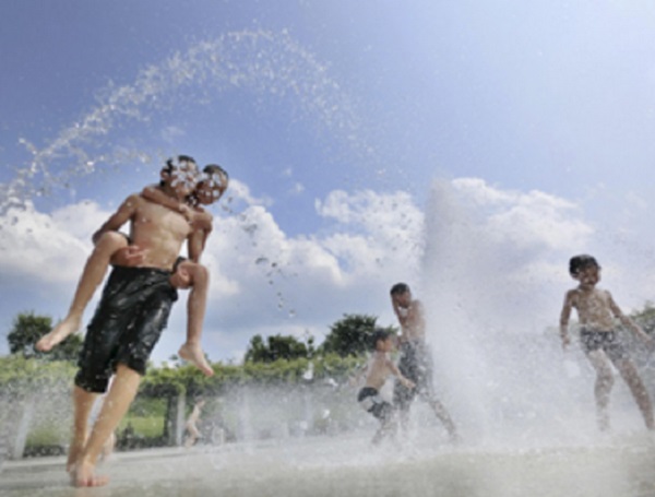 民衆到公園噴水池消暑。網上圖片