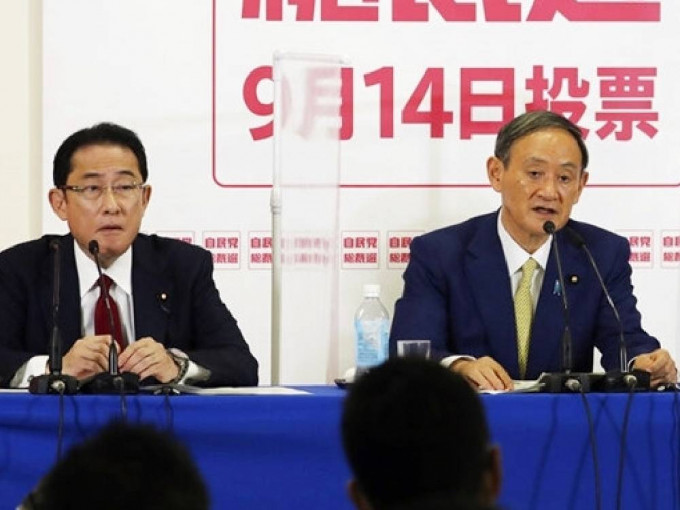 岸田文雄（左）2020年曾與菅義偉（右）競選自民黨總裁。資料圖片