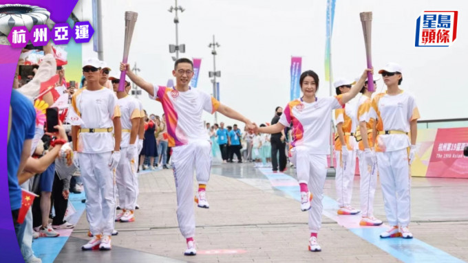 郭晶晶（右）今日在杭州与施一公（左)一起传递亚运火炬。微博