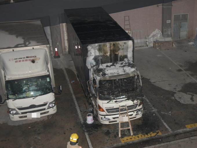 货车驾驶室严重焚毁。