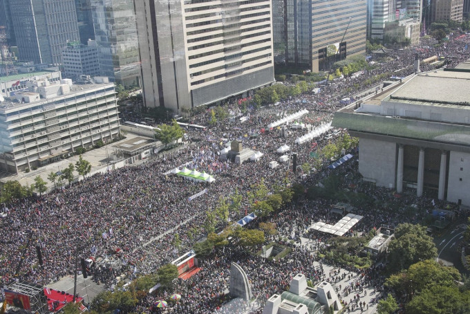 韩国示威者到光化门一带集会，要求法务部长曹国下台。AP