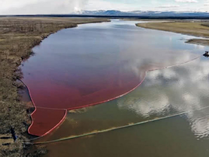 据网络照片显示，部分河段已经被染成褐红色。(网图)
