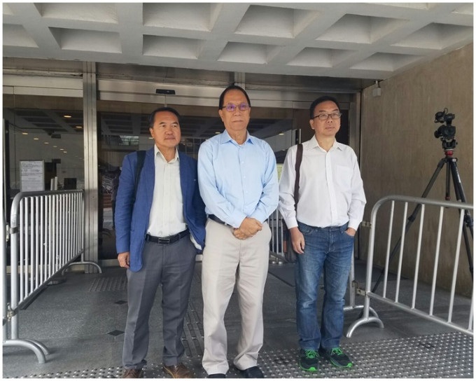 民主党成员张文光、李永达及杨森今早均到庭支持曾荫权。
