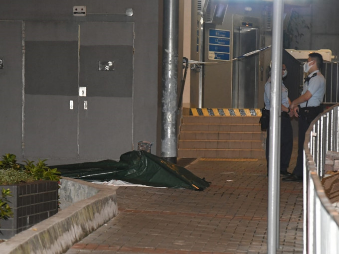 事主遗体被黑胶袋遮盖，警员到场调查。