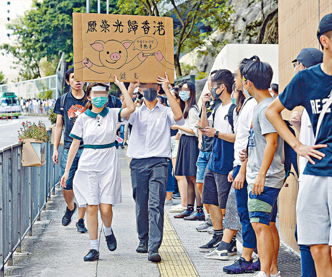 楊潤雄回應議員書面質詢，點名《願榮光歸香港》有強烈的政治訊息，不應讓學生在校內奏唱或播放。