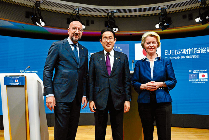歐洲理事會主席米歇爾（圖左）、日揆岸田文雄、歐盟委員會主席馮德萊恩周四一起出席記者會。