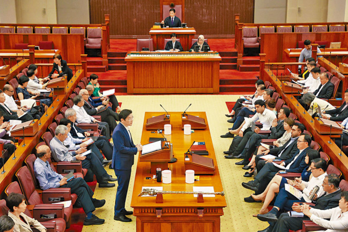 新加坡财政部长黄循财在国会发表2023财政预算案。