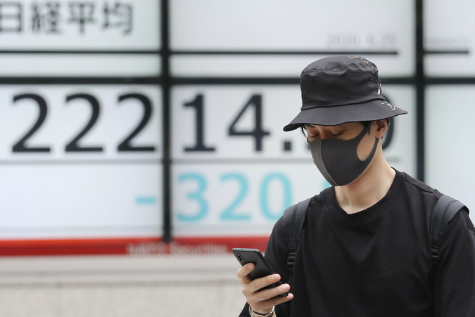 日本首次有地方议会立例禁「边行边看手机」。AP示意图