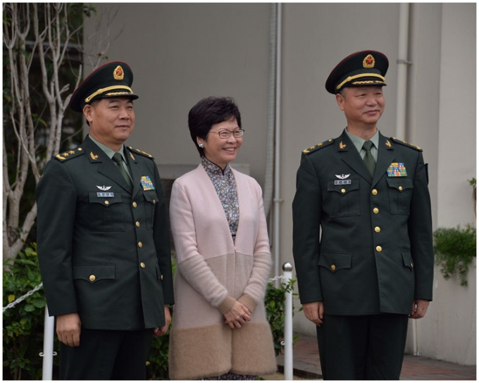 林鄭禮節性拜訪解放軍駐港總部。