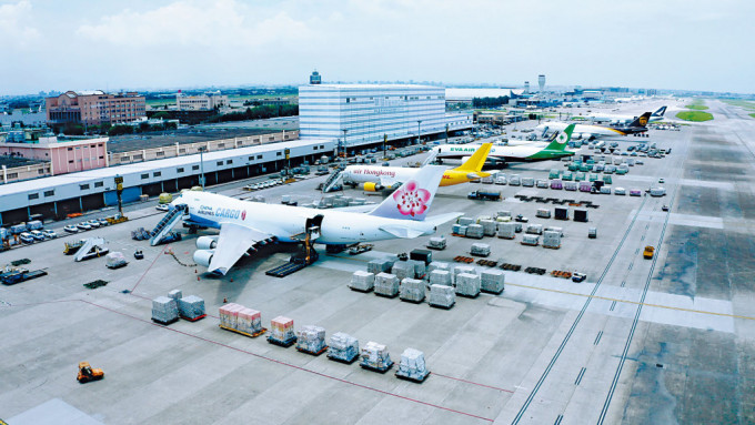 長榮航空表示已規劃由下月底開始陸續增加班次。