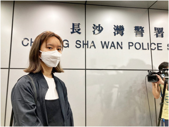 黃沅琳凌晨離開長沙灣警署。