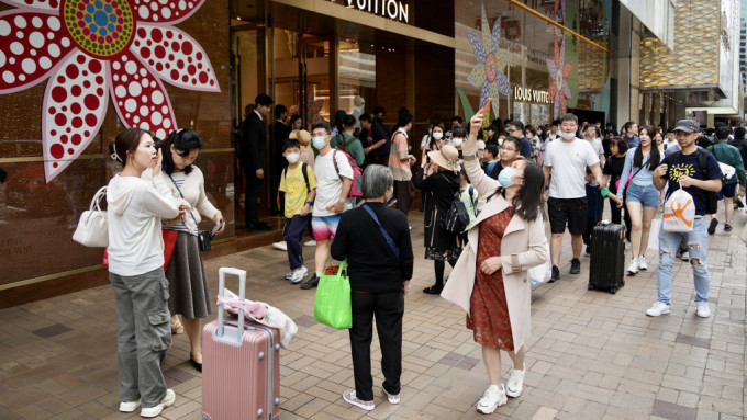 600萬深圳戶籍居民若能「一簽多行」來港，甚至擴展至大灣區所有城市，對本港市道大有幫助。