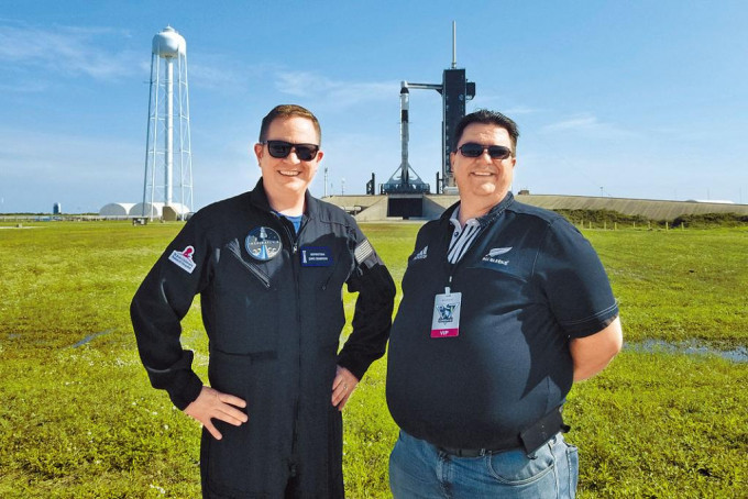 希普欽(右)與朋友森布羅斯基(左)去年四月攝於佛州發射場。 