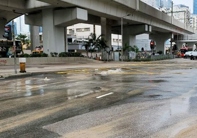 鲤鱼门道爆水管，附近路面水浸。 FB图