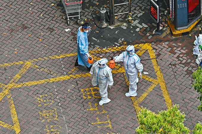上海街頭的前綫防疫人員。