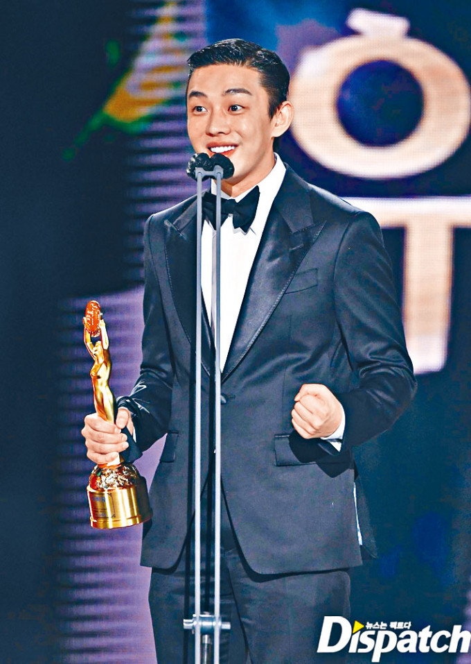 劉亞仁奪人氣明星獎及最佳男主角，表現興奮。