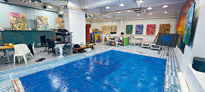 同为艺术家与医生的曾繁光，开放与妻子林悦玲的工作室「悦愉空间」，展示其抽象油画。