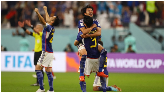 日本2:1击败西班牙E组首名出綫，球员欢喜若狂。REUTERS