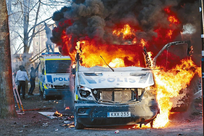 瑞典厄勒布鲁上周五有警车遭示威者纵火焚烧。