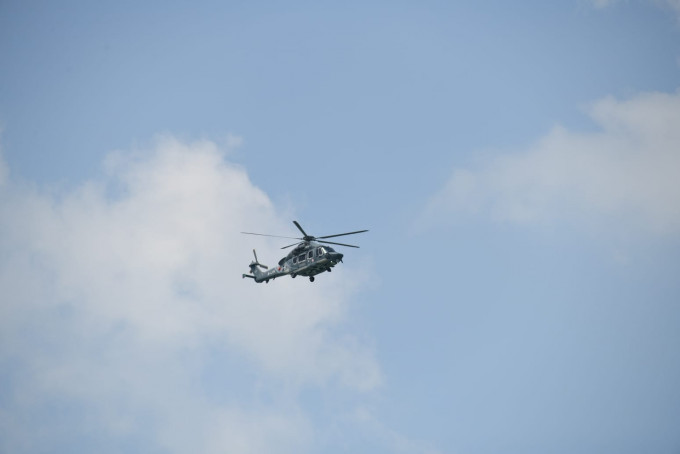 飛行服務隊派出直升機在現場上空盤旋。